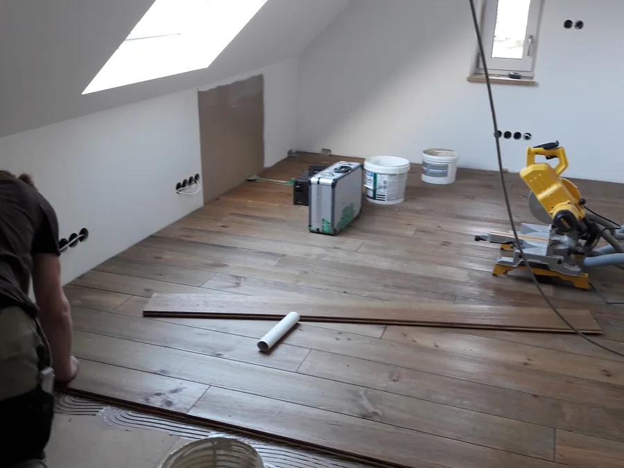 Ausgebautes Dachgeschoss mit Gauben und Holzboden