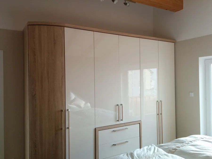 Maßgefertigter Einbauschrank mit grifflosen Fronten