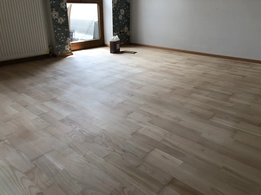 Frisch geschliffenes Eichenparkett in hellem Raum